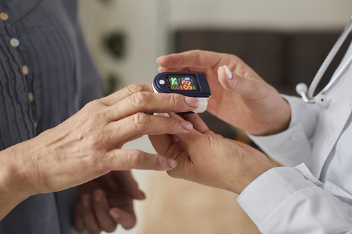 Mudanças no ritmo ou frequência dos batimentos cardíacos