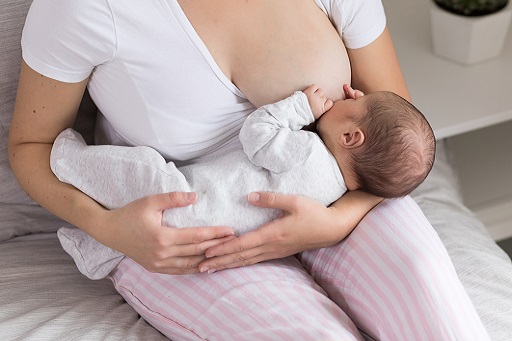 Processo natural de alimentar o bebê diretamente do peito da mãe