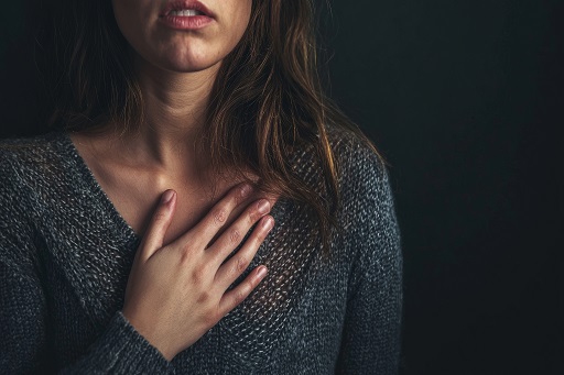 Dor no peito (angina) rara, causada por um espasmo temporário e súbito de uma artéria coronária, reduzindo o fluxo sanguíneo