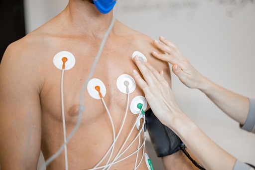 Ocorre quando o impulso elétrico gerado pelo nó sinoatrial, o marcapasso natural do coração, é retardado ou bloqueado antes de ativar os átrios
