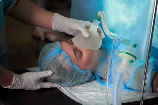 Contraindicado para pacientes que necessitem de cirurgia com anestesia geral