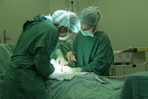Cirurgia cardíaca que cria novos caminhos para o sangue desviar de artérias coronárias bloqueadas ou estreitadas