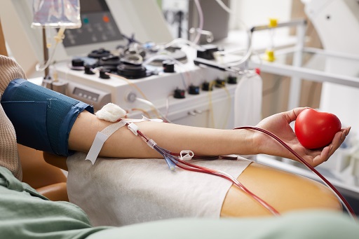 Contraindicado para pacientes em diálise ou qualquer outro tipo de filtração do sangue, devido ao risco de acúmulo da substância no organismo e agravamento de efeitos adversos