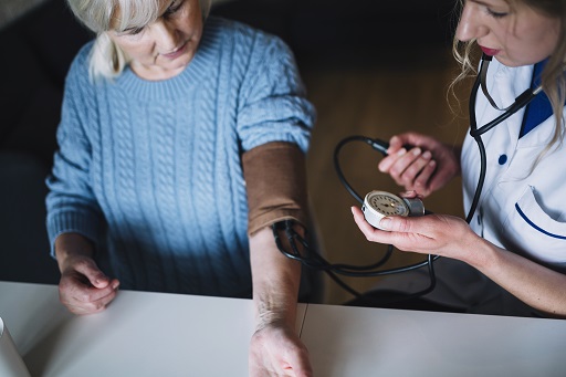 Níveis de pressão arterial muito elevados, que aumentam drasticamente o risco de complicações cardiovasculares, renais e cerebrais