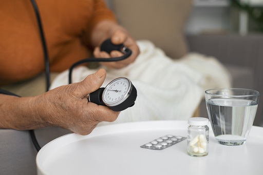 Pressão arterial persistentemente acima de 140/90 mmHg, mesmo com tratamento medicamentoso