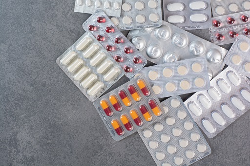 Medicamento que contenha um inibidor de neprilisina (bloqueia a enzima neprilisina, responsável pela degradação de peptídeos natriuréticos benéficos)