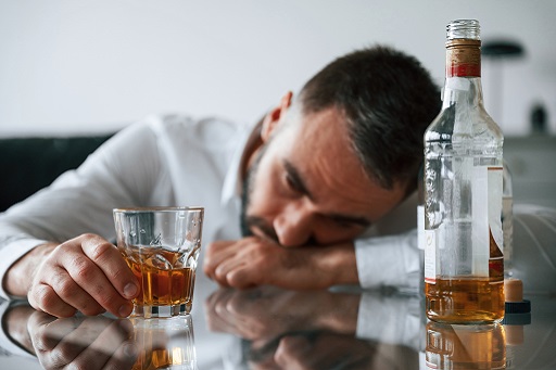 Condição grave e potencialmente fatal que ocorre quando uma pessoa ingere uma quantidade excessiva de álcool em um curto período de tempo