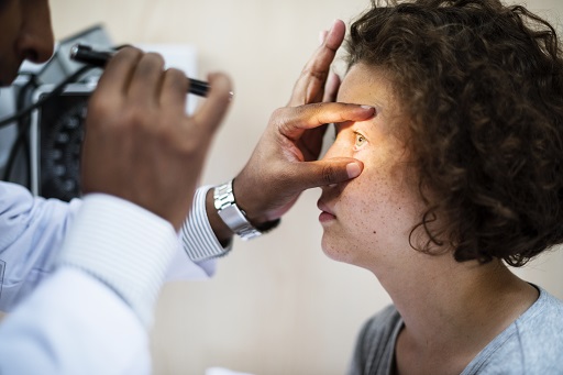 Contraindicado em pacientes com maculopatias pré-existentes, devido ao risco de agravamento da função visual