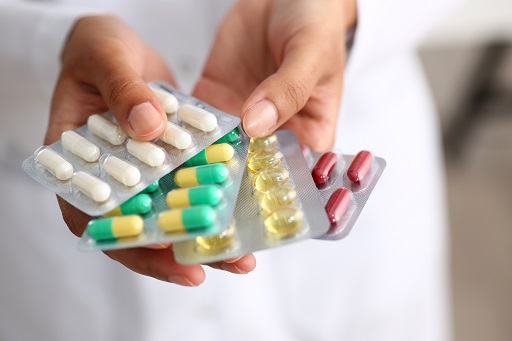 Contraindicado em pacientes em uso de medicamentos antiarrítmicos, que causam batimentos cardíacos irregulares que colocam a vida em risco