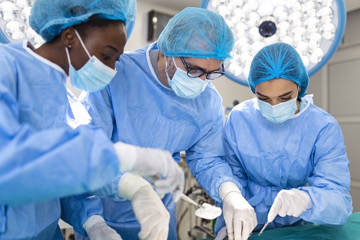 Envolve uma preparação minuciosa para garantir a segurança do paciente, reduzir riscos de infecção e complicações
