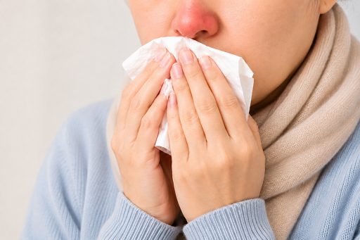 Inflamação da mucosa nasal, frequentemente infecciosa (viral ou bacteriana), conhecida como resfriado