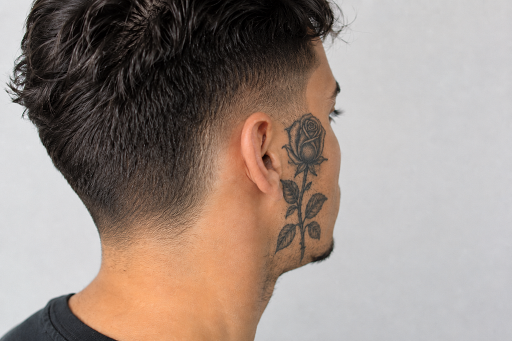 Tatuagens faciais com tinta magnética ou metálica