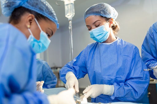 Contraindicado para pacientes sem condições clínicas adequadas para o procedimento, incluindo cuidados e avaliações antes, durante e após a cirurgia
