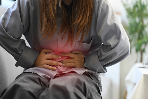 Ferida aberta ou lesão em fase atual  que se desenvolve no revestimento interno do estômago (úlcera gástrica) ou da primeira parte do intestino delgado (úlcera duodenal)